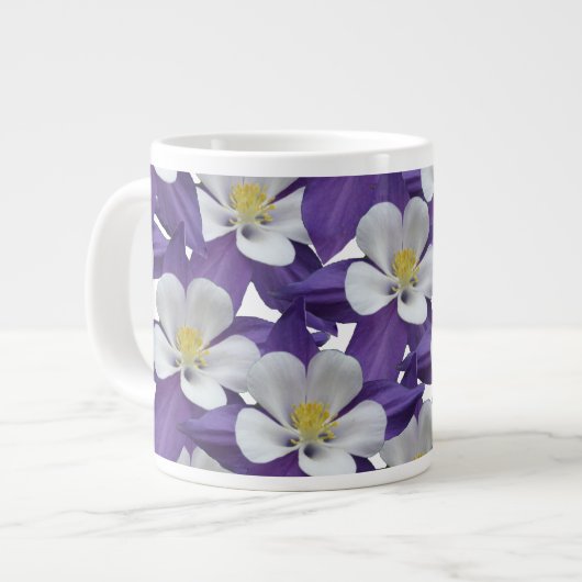 Akelei-Blumenmuster Jumbo-Tasse (Vorderseite Links)