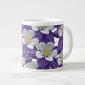 Akelei-Blumenmuster Jumbo-Tasse (Vorderseite Rechts)