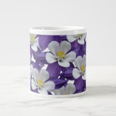 Akelei-Blumenmuster Jumbo-Tasse (Vorderseite)