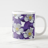 Akelei-Blumenmuster Jumbo-Tasse (Rechts)