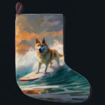 Akita Beach Surfgrafieren Kleiner Weihnachtsstrumpf<br><div class="desc">Tauchen Sie ein in die spielerische Welt des Kaninchen-Abenteuers mit diesem faszinierenden Bild. Ein gepflegter Hund geht zu den Wellen und reitet geschickt auf einem sonnengeküssten Strand. Das lebendige Kunstwerk vereint wunderbar das Wesentliche der Erregung am Strand, während der Hund furchtlos auf den Wellen reitet und den Geist von Spaß...</div>