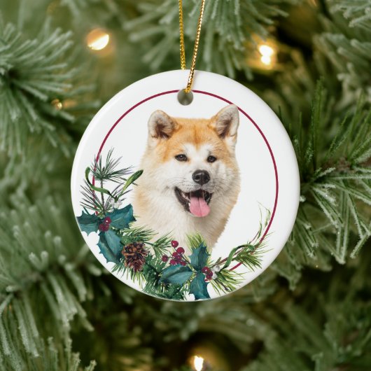 Akita Dog Evergreen Berry Wreath Keramik Ornament (Baum)