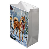 Akita Dog Serene Japanese Winter Christmas Mittlere Geschenktüte (Rückseite Schrägansicht)