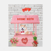 Akita Dog Valentine's Day Kissing Booth Fleecedecke (Vorderseite)