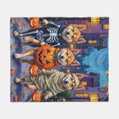 Akita Dogs Trick-or-Treating in Halloween-Kostümen Fleecedecke (Vorderseite (Horizontal))