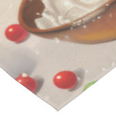 Akita Holiday Baking: Festliche Weihnachten Tischdecke (Schrägansicht)