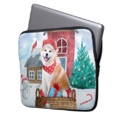 Akita Hund im Schnee Weihnachts-Hundehaus Laptopschutzhülle (Vorderseite Links)