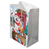 Akita Hund im Schnee Weihnachts-Hundehaus Mittlere Geschenktüte (Rückseite Schrägansicht)