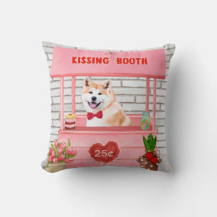 Akita-Hund Küssender-Stand zum Valentinstag Kissen