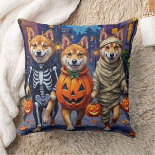 Akita-Hunde beim Trick-or-Treat in Halloween-Kostü Kissen