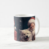 Akita mit dem Weihnachtsmann Weihnachten Kaffeetasse (VorderseiteRechts)