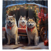 Akita Snowy Sleigh Ride Weihnachtsdekor Duschvorhang (Vorderseite)
