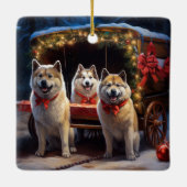 Akita Snowy Sleigh Ride Weihnachtsdekor Keramikornament (Rückseite)