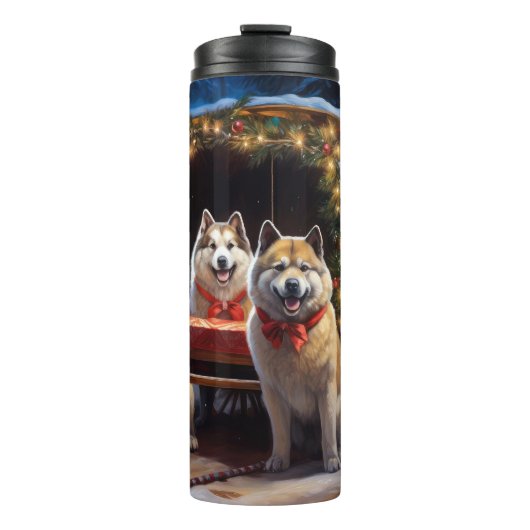 Akita Snowy Sleigh Ride Weihnachtsdekor Thermosbecher (Vorderseite)