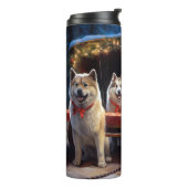 Akita Snowy Sleigh Ride Weihnachtsdekor Thermosbecher (Nach links gedreht)
