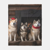 Akita von der Feuerstelle Weihnachten Fleecedecke (Vorderseite)