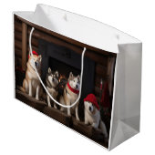 Akita von der Feuerstelle Weihnachten Große Geschenktüte (Rückseite Schrägansicht)