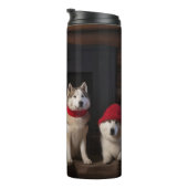 Akita von der Feuerstelle Weihnachten Thermosbecher (Nach rechts gedreht)