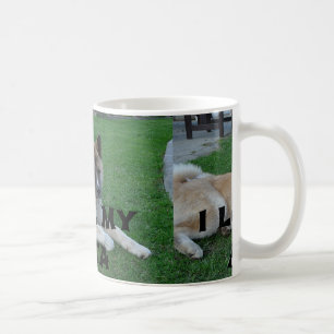 Akita-Welpe liegt mit Liebe mit Bild Kaffeetasse