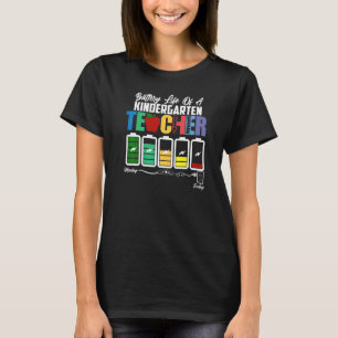 Akkulaufzeit eines Kindergartenlehrers T-Shirt