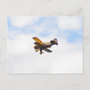 Akrobatischer Doppeldecker im Flug Postkarte