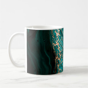Akrylic Fluid Art. Dunkelgrüne Wellen im abstrakte Kaffeetasse