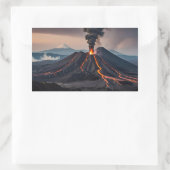 Aktiver Vulkan in der Nähe der Berge Rechteckiger Aufkleber (Tasche)