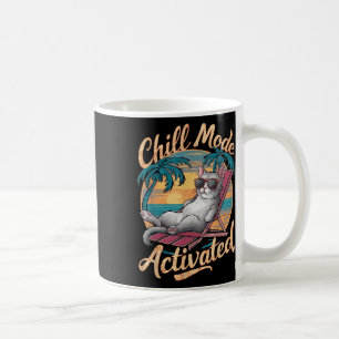 Aktivierte Katzenkatze mit Gles am Strand Kaffeetasse