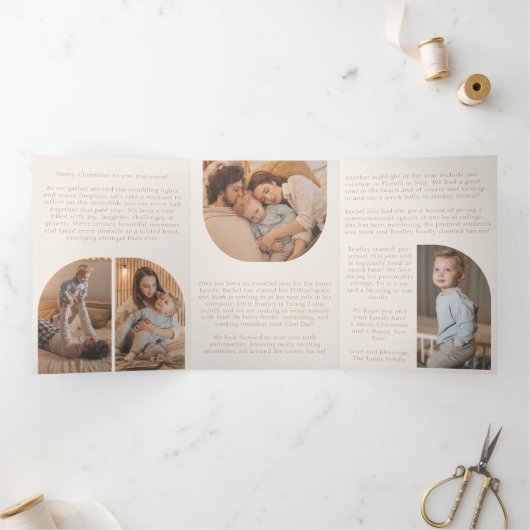 Aktualisierung der Cream Modern Arch Year (Jahr de Dreifach Gefaltete Urlaubskarte (Innenseite)