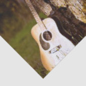 akustische Gitarre gegen Baum Seidenpapier (Ausschnitt)