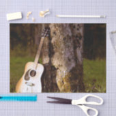 akustische Gitarre gegen Baum Seidenpapier (Handwerk)