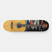 Akustische Gitarre und Vinyl-Alben-Rock'n'Roll Skateboard (Horizontal)