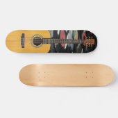 Akustische Gitarre und Vinyl-Alben-Rock'n'Roll Skateboard (Horizontal)