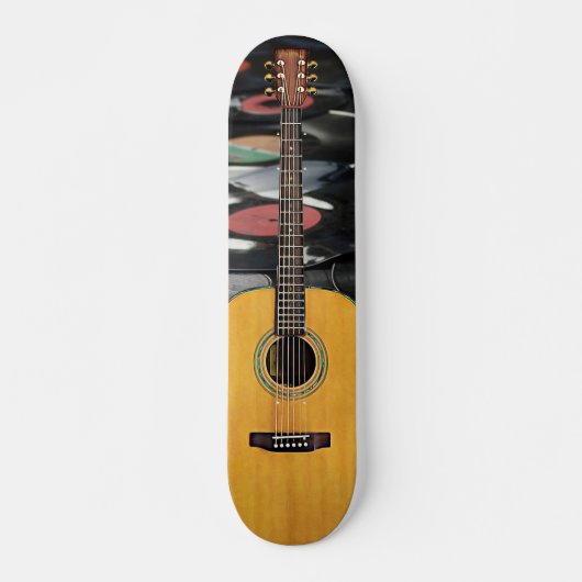 Akustische Gitarre und Vinyl-Alben-Rock'n'Roll Skateboard (Vorne)
