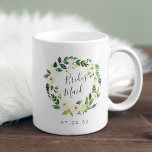 Alabaster Floral Wreath Bridesmaid Kaffeetasse<br><div class="desc">Die Tasse ist ein Geschenk für Ihre Brautjungfrauen,  mit einem Blumenkranz in Grün und Weiß,  der in handgeschriebenen Schriftzeichen mit "Brautjungfrau" versehen ist. Personalisieren Sie sich mit Ihrem Hochzeitsdatum unten.</div>