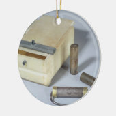 Alabasterkasten- und -bronze- und keramikornament (Links)