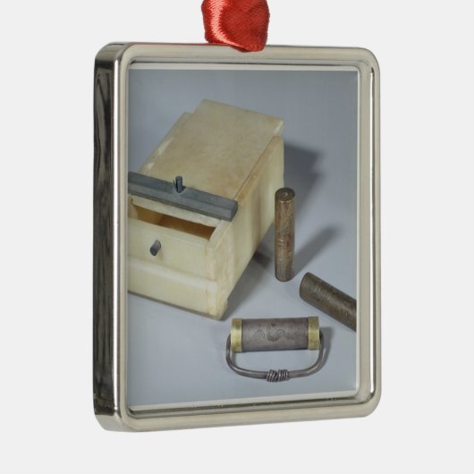 Alabasterkasten- und -bronze- und silbernes ornament (Rechts)