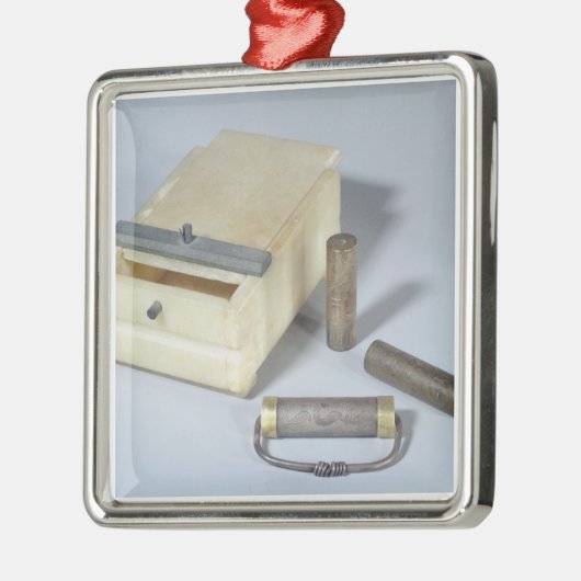 Alabasterkasten- und -bronze- und silbernes ornament (Links)