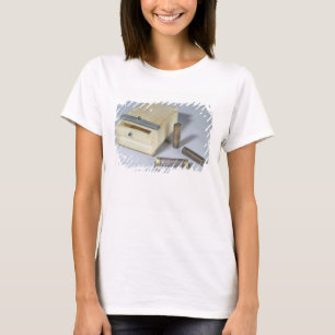 Alabasterkasten- und -bronze- und T-Shirt