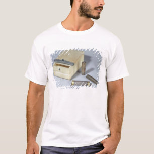 Alabasterkasten- und -bronze- und T-Shirt