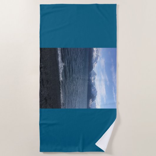 Alaska Beach Vibes: Rugged Beach Handtuch (Vorderseite)