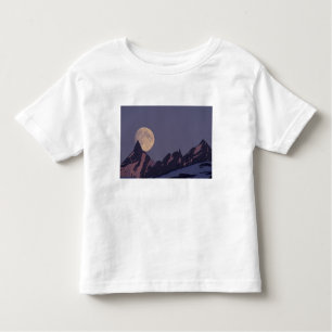 Alaska, Chugach-Gebirge Vollmond steigt Kleinkind T-shirt