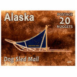 Alaska Dog Sled Mail Postage Briefmarke Fotoskulptur Magnet<br><div class="desc">Die 20 Nugget-Porto-Briefmarke eines imaginären unabhängigen Alaska, der an die Wiederaufnahme der Hundeschlitten erinnert. Ein moderner Hundeschlitten wird überlagert auf einem Karibu (Rentier) Fell-Hintergrund-Bild dargestellt. Die Schlitte hat eine blaue Schlittentasche, in der Alaskas Flagge und Text mit dem Text "ALASKA POSTAL SERVICE" dargestellt sind. Zusätzliche Texte lauten: "Alaska", "POSTAGE 20...</div>