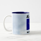 Alaska-Flagge und Slogan Zweifarbige Tasse (Links)