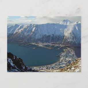 Alaska-Gebirgszug und Stadt unten Postkarte