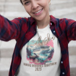 Alaska macht Erinnerungen zusammen Schiff Elch T-Shirt<br><div class="desc">Sie können den Stil dieses Shirts ändern, indem Sie Mehr > unter der Option Stil auswählen. Es kann personalisiert sein, in dem Bereich bereitstellen oder anpassen, indem Sie den Klick, um weitere Option anpassen und den Namen, Initialen oder Wörter ändern. Sie können auch die Textfarbe und den Textstil ändern oder...</div>