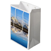 Alaska-Reflexion Mittlere Geschenktüte (Rückseite Schrägansicht)