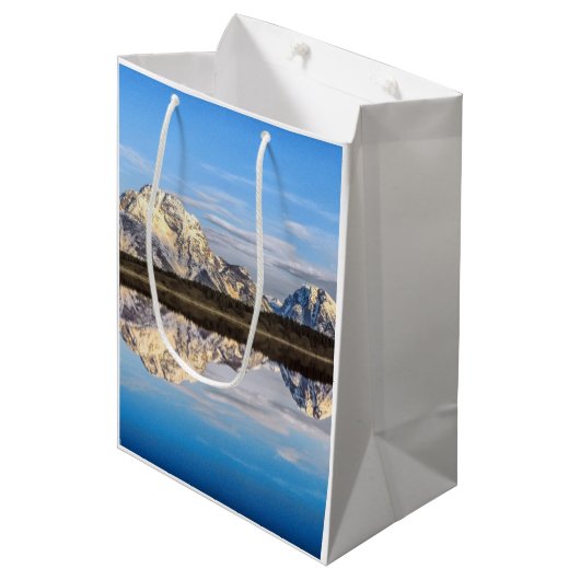 Alaska-Reflexion Mittlere Geschenktüte (Vorderseite Schrägansicht)