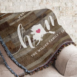 Alaska Zuhause Staat Personalisierte Holzsicht Decke<br><div class="desc">Zeigen Sie Zuhause-Staatsstolz mit diesem niedlichen rustikalen Imitat Holzplankendecke mit "Zuhause" in weißer Kalligrafie-Schrift mit einer Silhouette des Staat von Alaska, stehend für den Buchstaben "O". Eine rosa Herzillustrierung in der Staat-Karte vervollständigt das Design; Sie können die Herzposition in Ihrer Zuhause-Stadt ändern, indem Sie das Design-Tool öffnen und die Herzform...</div>