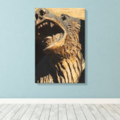 Alaskan Bear Carving - Eine Kunstdruckerei Leinwanddruck (Insitu (Holzboden))